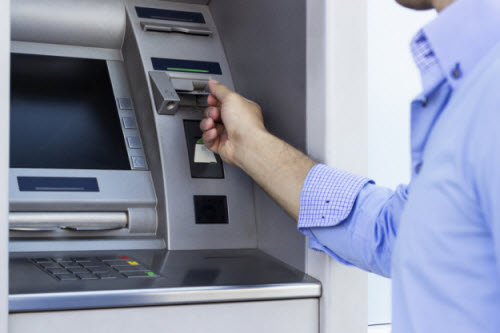 Phát hiện cách thức tinh vi trộm tiền từ máy ATM - 1