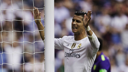 Dứt điểm tệ, Ronaldo trút giận lên khung gỗ - 1