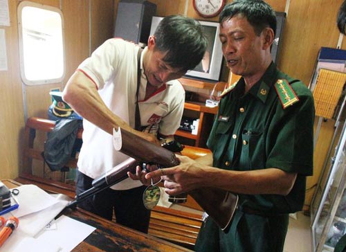 Thu giữ 45 khẩu súng trên tàu ở Cần Giờ - 2