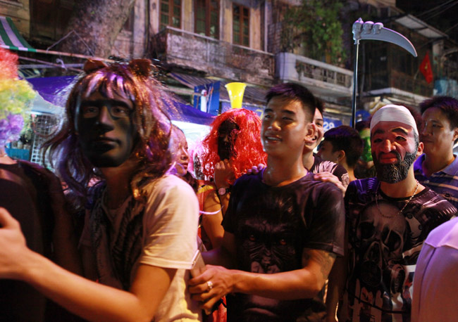 Trung thu, &#34;khuôn mặt ma quỷ&#34; lượn lờ phố cổ HN dọa người - 2