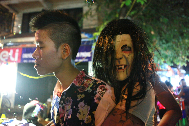 Trung thu, &#34;khuôn mặt ma quỷ&#34; lượn lờ phố cổ HN dọa người - 8