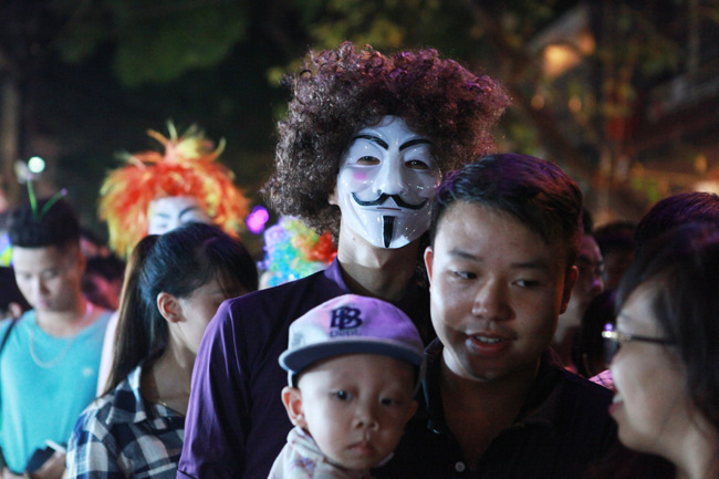 Trung thu, &#34;khuôn mặt ma quỷ&#34; lượn lờ phố cổ HN dọa người - 13