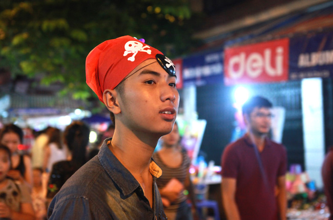 Trung thu, &#34;khuôn mặt ma quỷ&#34; lượn lờ phố cổ HN dọa người - 11