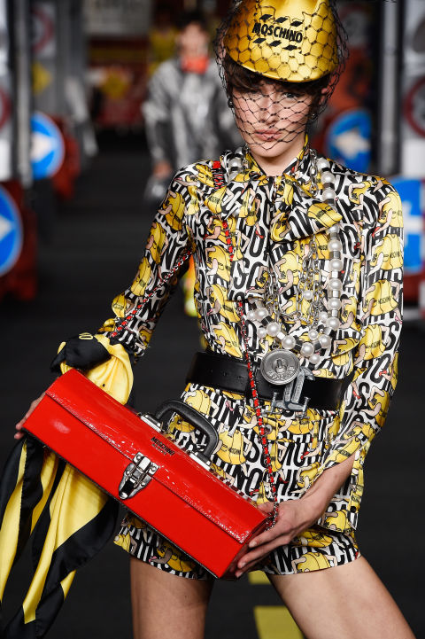 Moschino đưa công chúa Disney đến Milan Fashion week - 1