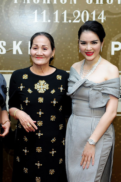 Những mỹ nhân Việt được mẹ "cưng như trứng mỏng" - 7