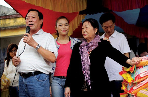 Những mỹ nhân Việt được mẹ "cưng như trứng mỏng" - 8