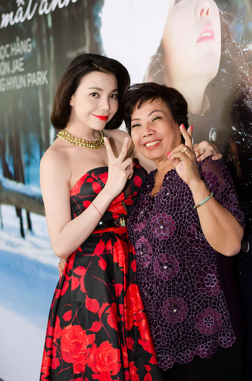 Những mỹ nhân Việt được mẹ "cưng như trứng mỏng" - 11