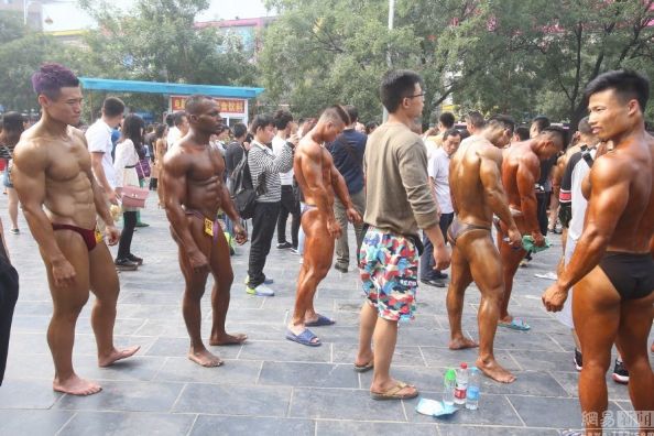 Mỹ nhân thể hình nô nức xuống đường khoe body &#34;chuẩn&#34; - 4