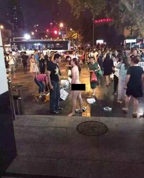 Cô gái khỏa thân giữa phố vì bạn trai từ chối mua iPhone 6S - 1