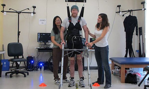 Bệnh nhân bị liệt có thể đi lại nhờ công nghệ mới - 1