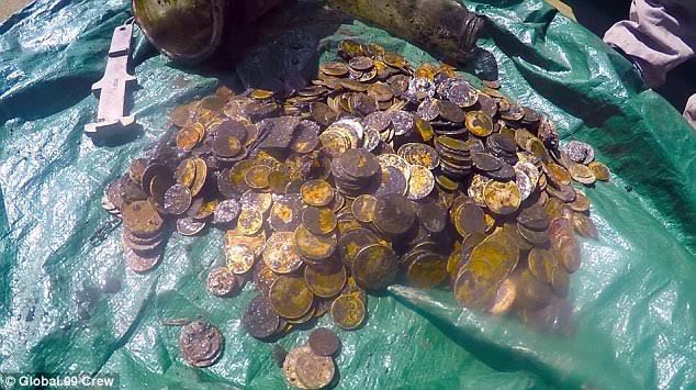Dọn rác dưới đáy biển, phát hiện hàng trăm đồng tiền vàng - 1