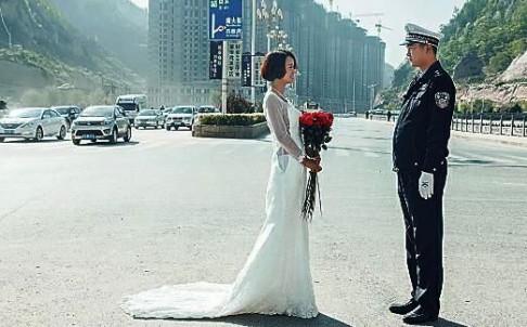 TQ: Cảnh sát vừa chụp ảnh cưới vừa điều tiết giao thông - 1