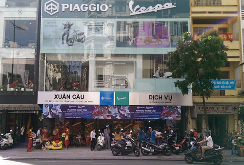 Piaggio Xuân Cầu khai trương showroom tiêu chuẩn mới tại phố xe lâu đời  TP.HCM