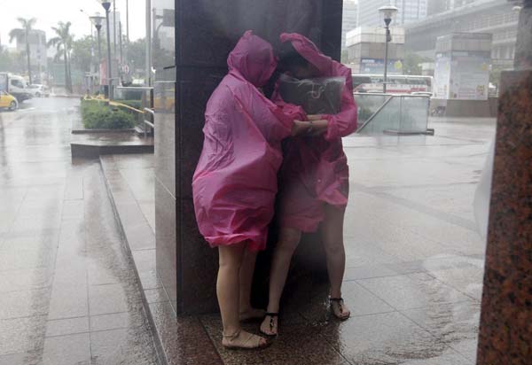 Clip siêu bão càn quét Đài Loan, hơn 300 người thương vong - 1