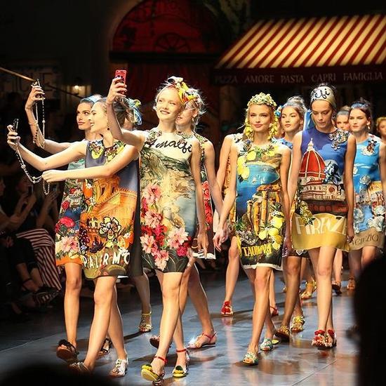 Dolce&Gabbana tung trào lưu &#34;tự sướng&#34; lên sàn diễn - 1