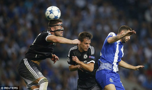 Thua Porto, Mourinho đổ lỗi hàng thủ Chelsea ngớ ngẩn - 1