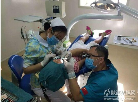 Nha sĩ quỳ gối 40 phút phẫu thuật cho bé gái - 2