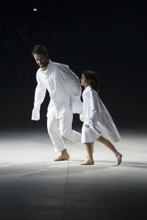 Sốc với ngựa trắng xuất hiện trên sàn diễn Paris FW - 3