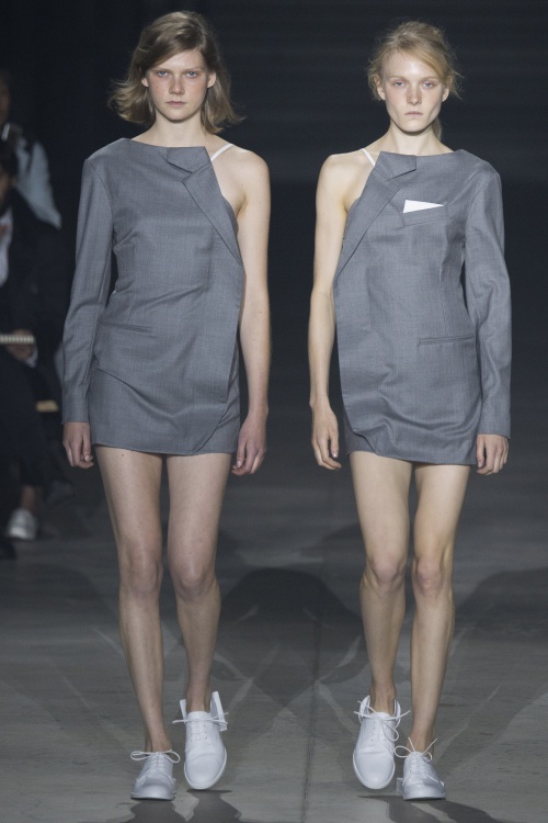 Sốc với ngựa trắng xuất hiện trên sàn diễn Paris FW - 7