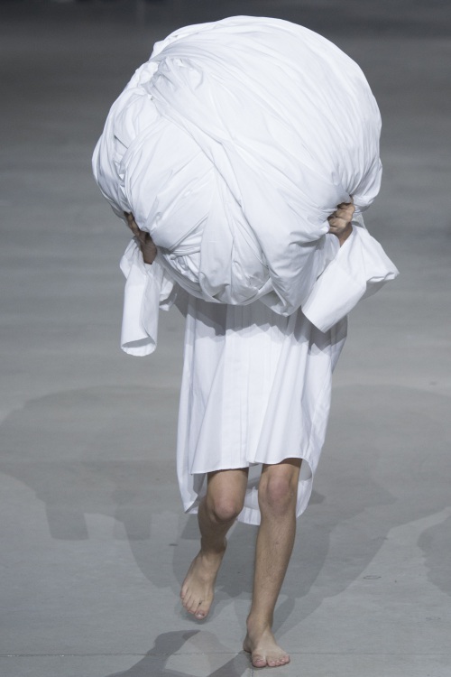 Sốc với ngựa trắng xuất hiện trên sàn diễn Paris FW - 9