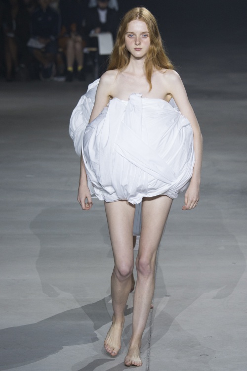 Sốc với ngựa trắng xuất hiện trên sàn diễn Paris FW - 10