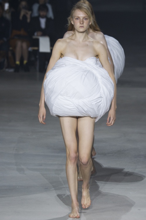 Sốc với ngựa trắng xuất hiện trên sàn diễn Paris FW - 11