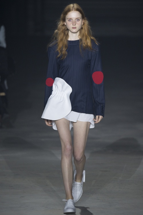 Sốc với ngựa trắng xuất hiện trên sàn diễn Paris FW - 9