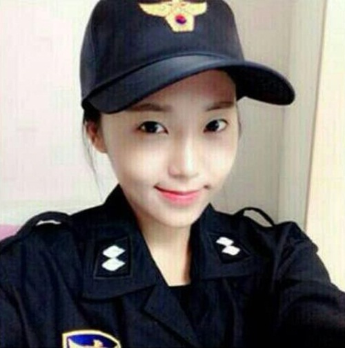 Mẫu bikini trở thành cảnh sát xinh đẹp nhất Hàn Quốc - 1