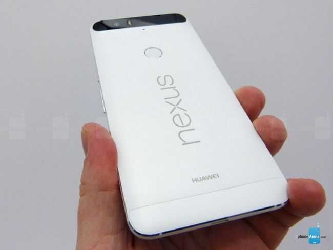 Tương tự như chiếc Nexus 5X vừa ra mắt, máy cũng sở hữu camera 12.3 megapixel với khẩu độ f/2.0 và kích thước cảm biến 1.55 micron pixel. Ngoài ra, nó còn tích hợp đèn flash LED kép cho phép chụp ảnh trong điều kiện thiếu sáng tốt hơn, lấy nét bằng cổng laser tương tự như LG Nexus 5X. Camera này cũng có khả năng quay video 2160p. Camera trước loại 8 megapixel với khẩu độ f/2.4 và kích thước cảm biến 1.4 micron pixel.