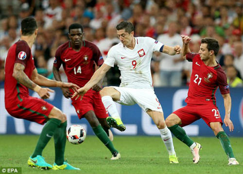 Góc ảnh EURO: Ronaldo thở phào, Lewandowski chết lặng - 1