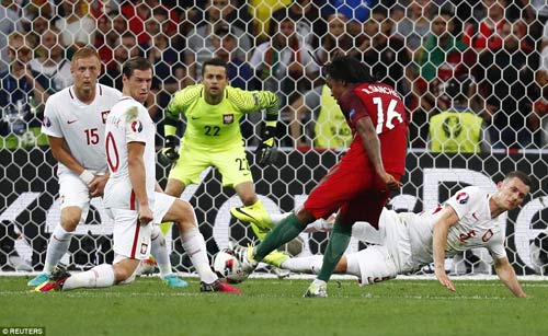 Người hùng Bồ Đào Nha phá 2 kỷ lục, hay nhất trận - 1