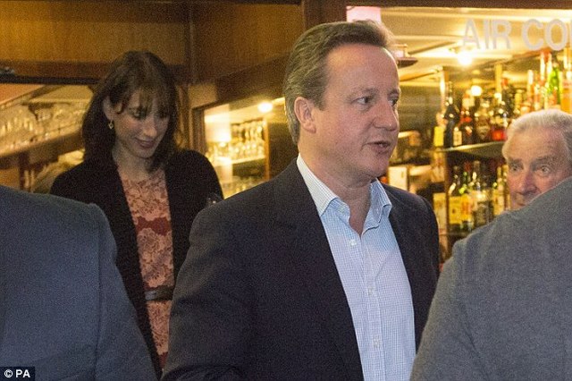 Thủ tướng Anh ăn tối, dự dạ tiệc “quên sầu” Brexit - 1
