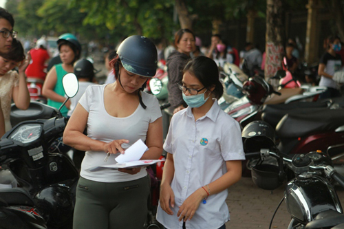 Sĩ tử hồi hộp bước vào môn thi đầu tiên - 11