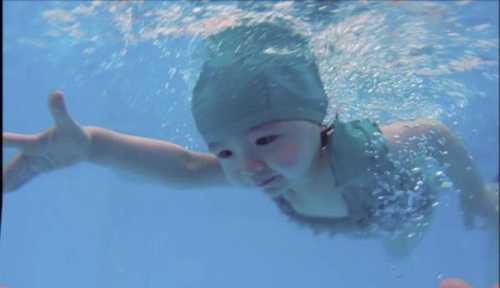 Mới 2 tuổi, con gái Elly Trần đã bơi như vận động viên - 1