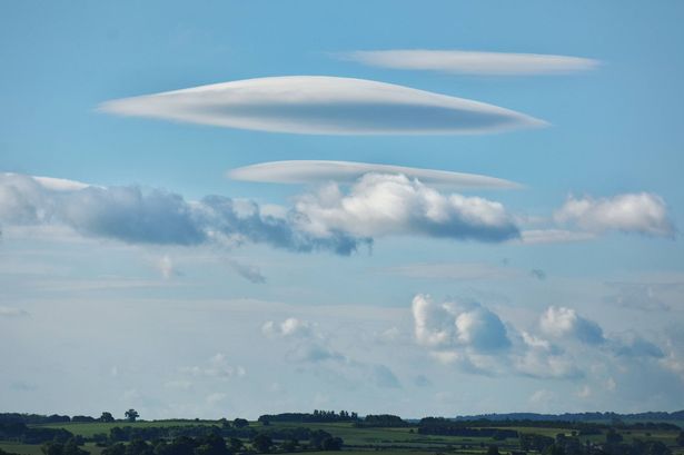 Một loạt mây “đĩa bay” che phủ bầu trời Anh - 1