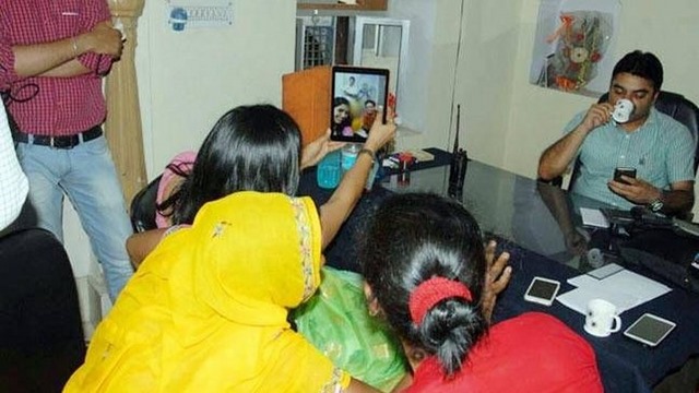 Ấn Độ: Mất chức vì chụp &#34;tự sướng&#34; với nạn nhân hiếp dâm - 1