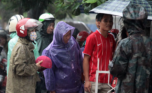 Thi Vật Lý: Phụ huynh đợi con trong mưa lớn - 2