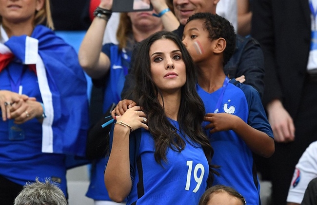 Trong các trận đấu của tuyển Pháp tại Euro 2016, Ludivine Kadri và con trai luôn có mặt ở khán đài để cổ vũ Bacary Sagna.