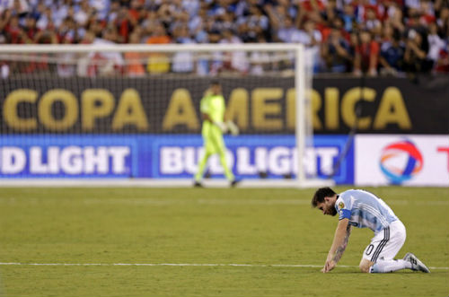 Dân Argentina đội mưa kêu gọi Messi quay lại tuyển - 1