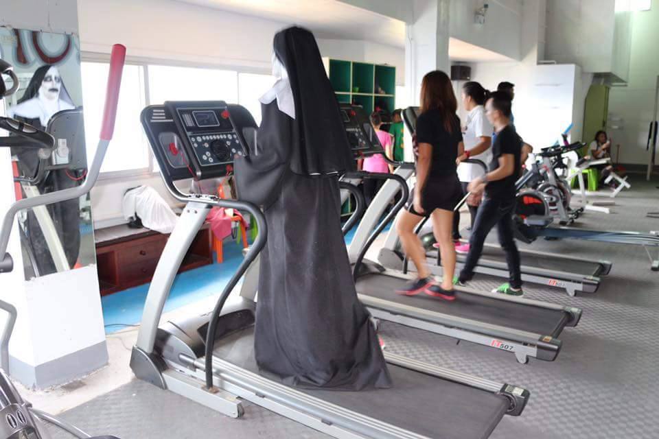 Tròn mắt xem ác quỷ Valak hăng say tập gym - 4