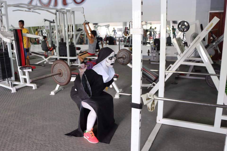 Tròn mắt xem ác quỷ Valak hăng say tập gym - 5