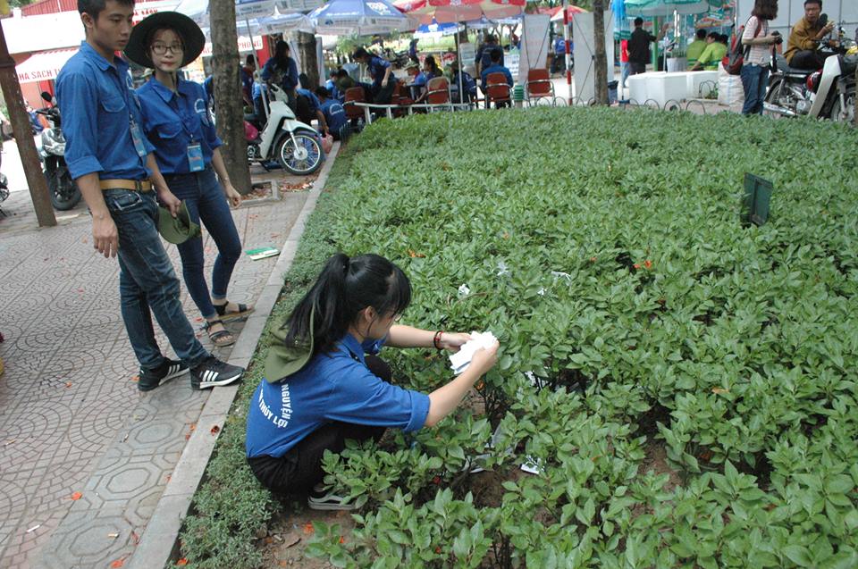 Phao thi xuất hiện ở ĐH Thủy lợi, SV toát mồ hôi thu gom - 4