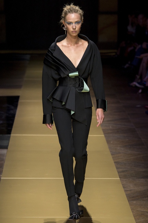 Irina Shayk siêu quyến rũ trong thiết kế của Versace - 3