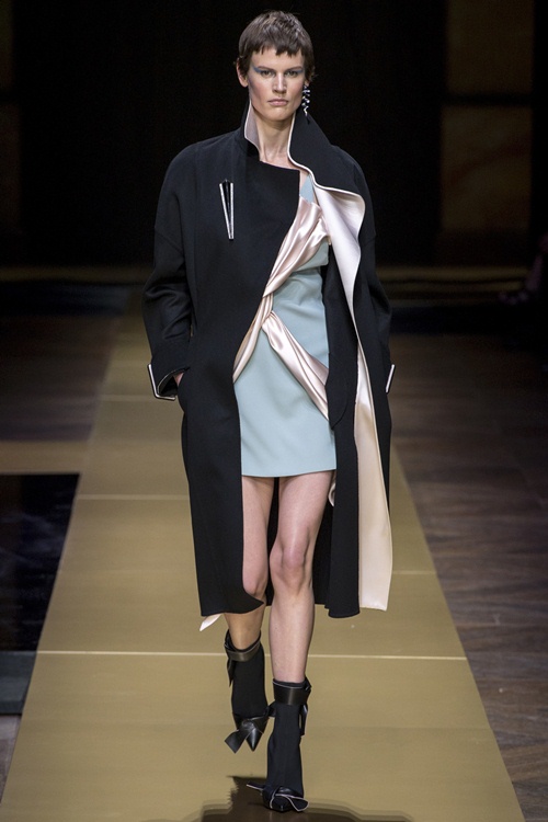 Irina Shayk siêu quyến rũ trong thiết kế của Versace - 1