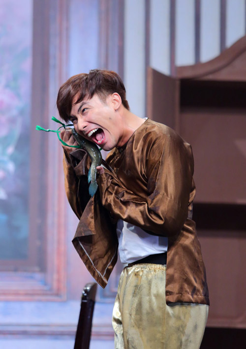 Chí Thiện bị Hoài Linh ép ăn cá sống trong gameshow - 3