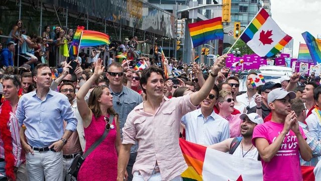 Thủ tướng đẹp trai Canada diễu hành cùng người đồng tính - 1