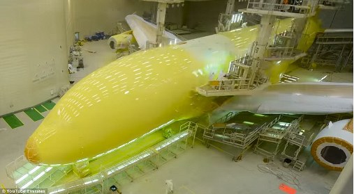 Video: Máy bay Airbus được &#34;thay áo mới&#34; như thế nào? - 1