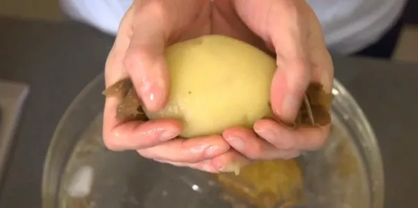 6 cách bóc củ, quả siêu nhanh không phải ai cũng biết - 6