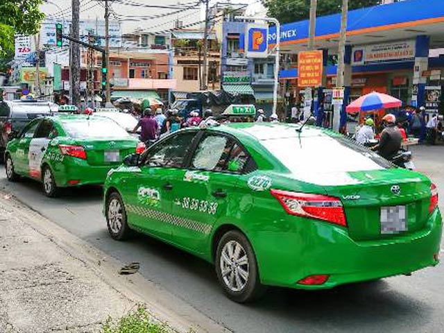 Thí điểm chạy xe taxi điện tại TPHCM - 1