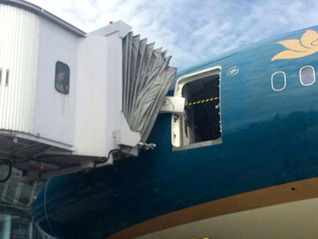 Xác định người làm hỏng cửa siêu máy bay Boeing 787-9 - 1